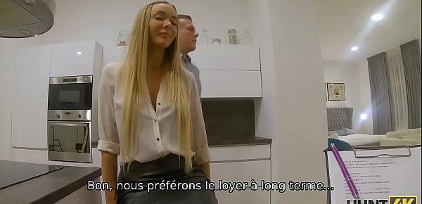  HUNT4K. Babe en costume strict et lingerie sexy montre ses compétences sexuelles